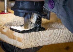 sierra de sable Makita 18V LXT cortando madera
